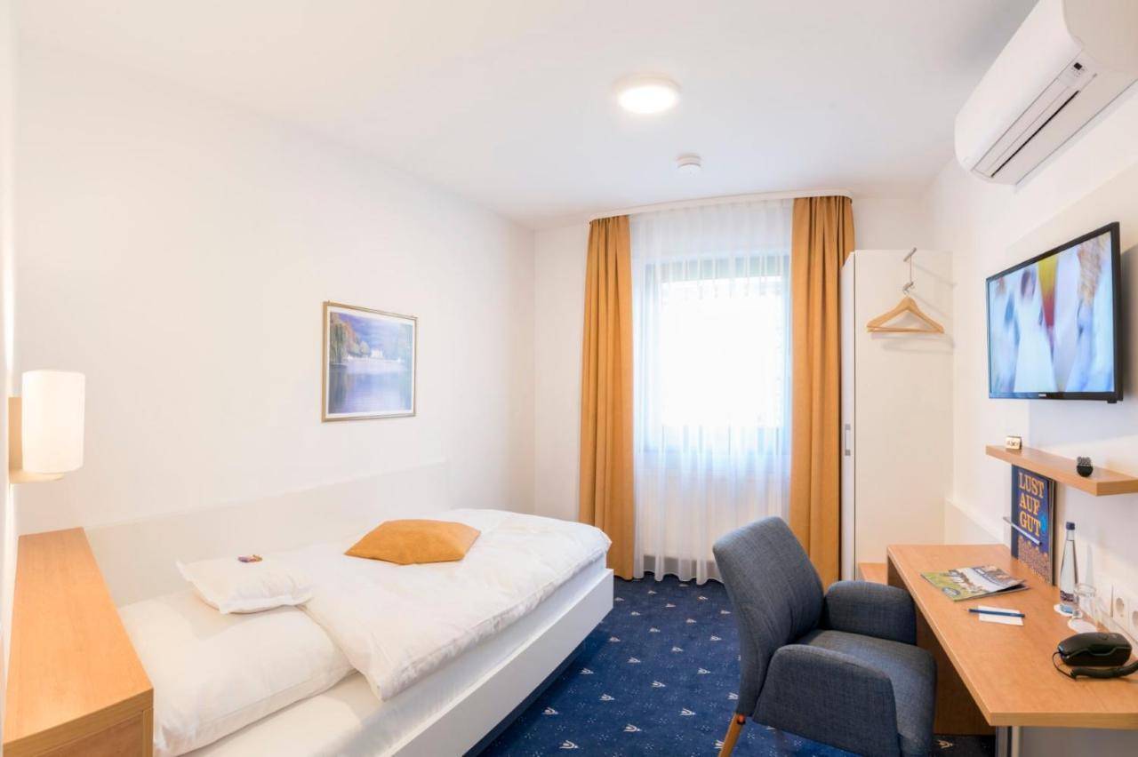 Hotel Adler Post Schwetzingen Bagian luar foto